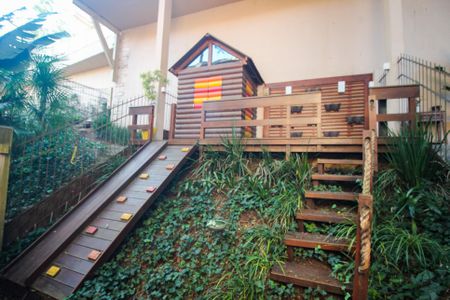 Casa de condomínio à venda com 220m², 4 quartos e 3 vagas Casa de condomínio à venda com 220m², 4 quartos e 3 vagasQuintal