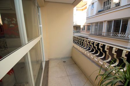 Casa de condomínio à venda com 220m², 4 quartos e 3 vagas Casa de condomínio à venda com 220m², 4 quartos e 3 vagasSacada da Sala