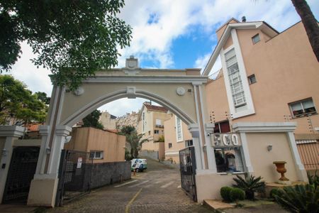 Casa de condomínio à venda com 220m², 4 quartos e 3 vagas Casa de condomínio à venda com 220m², 4 quartos e 3 vagasFachada e portaria