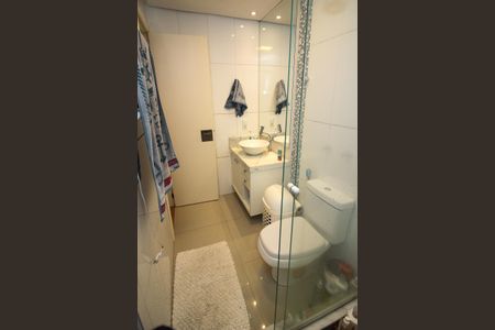 Casa de condomínio à venda com 220m², 4 quartos e 3 vagas Casa de condomínio à venda com 220m², 4 quartos e 3 vagasBanheiro da Suíte 2