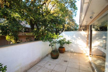 Casa de condomínio à venda com 220m², 4 quartos e 3 vagas Casa de condomínio à venda com 220m², 4 quartos e 3 vagasTerraço