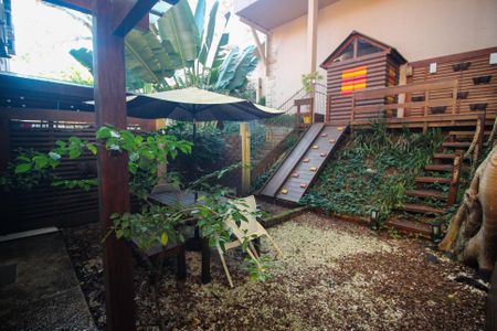 Casa de condomínio à venda com 220m², 4 quartos e 3 vagas Casa de condomínio à venda com 220m², 4 quartos e 3 vagasQuintal
