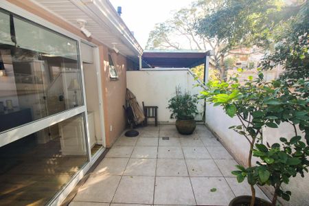 Casa de condomínio à venda com 220m², 4 quartos e 3 vagas Casa de condomínio à venda com 220m², 4 quartos e 3 vagasTerraço