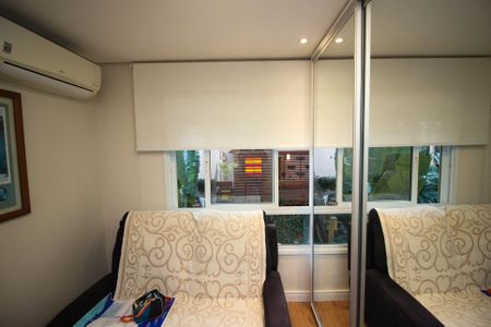 Casa de condomínio à venda com 220m², 4 quartos e 3 vagas Casa de condomínio à venda com 220m², 4 quartos e 3 vagasQuarto