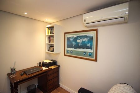 Casa de condomínio à venda com 220m², 4 quartos e 3 vagas Casa de condomínio à venda com 220m², 4 quartos e 3 vagasQuarto