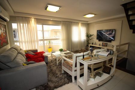 Casa de condomínio à venda com 220m², 4 quartos e 3 vagas Casa de condomínio à venda com 220m², 4 quartos e 3 vagasSala