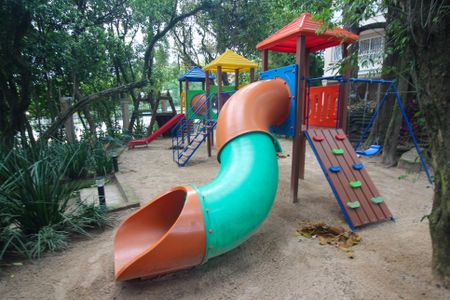 Casa de condomínio à venda com 220m², 4 quartos e 3 vagas Casa de condomínio à venda com 220m², 4 quartos e 3 vagasÁrea comum - Playground