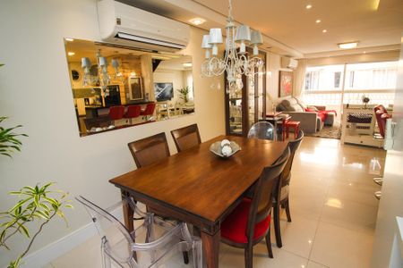 Casa de condomínio à venda com 220m², 4 quartos e 3 vagas Casa de condomínio à venda com 220m², 4 quartos e 3 vagasSala de Jantar