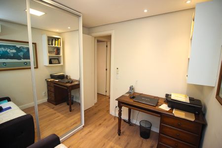 Casa de condomínio à venda com 220m², 4 quartos e 3 vagas Casa de condomínio à venda com 220m², 4 quartos e 3 vagasQuarto