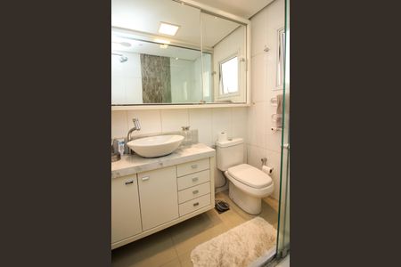Casa de condomínio à venda com 220m², 4 quartos e 3 vagas Casa de condomínio à venda com 220m², 4 quartos e 3 vagasBanheiro da Suíte 1