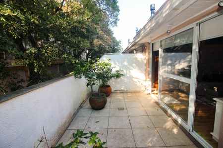 Casa de condomínio à venda com 220m², 4 quartos e 3 vagas Casa de condomínio à venda com 220m², 4 quartos e 3 vagasTerraço