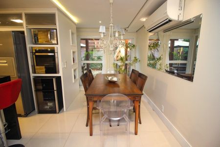 Casa de condomínio à venda com 220m², 4 quartos e 3 vagas Casa de condomínio à venda com 220m², 4 quartos e 3 vagasSala de Jantar
