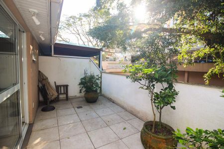 Casa de condomínio à venda com 220m², 4 quartos e 3 vagas Casa de condomínio à venda com 220m², 4 quartos e 3 vagasTerraço