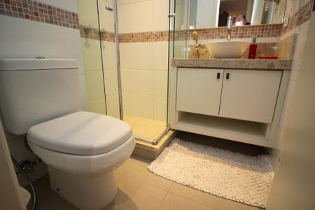 Casa de condomínio à venda com 220m², 4 quartos e 3 vagas Casa de condomínio à venda com 220m², 4 quartos e 3 vagasBanheiro Social