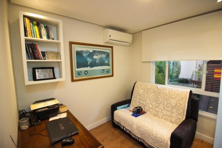 Casa de condomínio à venda com 220m², 4 quartos e 3 vagas Casa de condomínio à venda com 220m², 4 quartos e 3 vagasQuarto