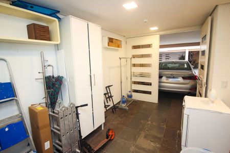 Casa de condomínio à venda com 220m², 4 quartos e 3 vagas Casa de condomínio à venda com 220m², 4 quartos e 3 vagasÁrea de Serviço