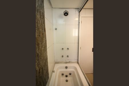 Casa de condomínio à venda com 220m², 4 quartos e 3 vagas Casa de condomínio à venda com 220m², 4 quartos e 3 vagasBanheiro da Suíte 1