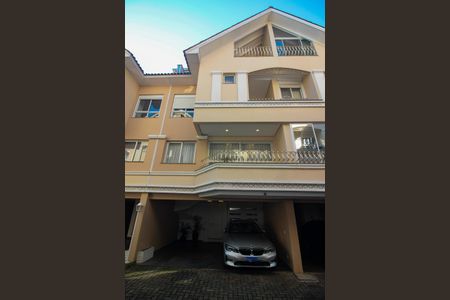 Casa de condomínio à venda com 220m², 4 quartos e 3 vagas Casa de condomínio à venda com 220m², 4 quartos e 3 vagasFachada