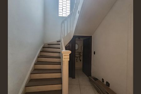 Escada de casa para alugar com 5 quartos, 150m² em Bela Vista, São Paulo