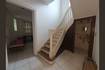 Casa para alugar com 150m², 5 quartos e 3 vagasEscada