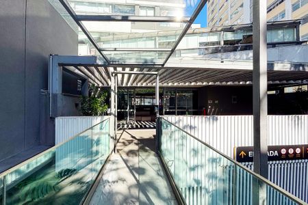 entrada do predio de kitnet/studio para alugar com 1 quarto, 20m² em Pinheiros, São Paulo