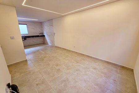 Sala de casa de condomínio para alugar com 2 quartos, 93m² em Guilhermina, Praia Grande