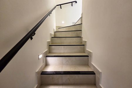Casa de condomínio para alugar com 93m², 2 quartos e 1 vaga Casa de condomínio para alugar com 93m², 2 quartos e 1 vagaEscada