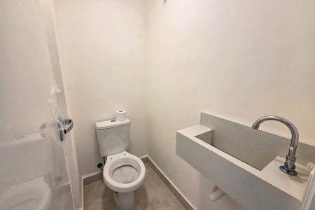Banheiro Social de casa de condomínio para alugar com 2 quartos, 93m² em Guilhermina, Praia Grande