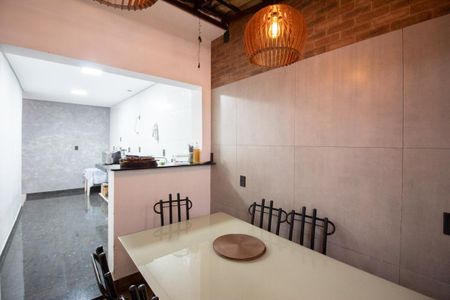 Casa à venda com 360m², 4 quartos e 3 vagas Casa à venda com 360m², 4 quartos e 3 vagasCasa 2 - Sala de jantar