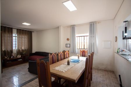 Casa à venda com 360m², 4 quartos e 3 vagas Casa à venda com 360m², 4 quartos e 3 vagasCasa 1 - Sala de Jantar
