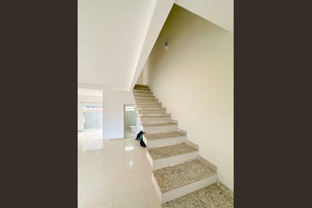 Casa para alugar com 91m², 2 quartos e 2 vagasEscada
