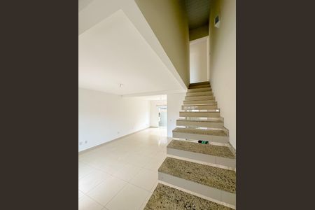 Casa para alugar com 91m², 2 quartos e 2 vagasEscada