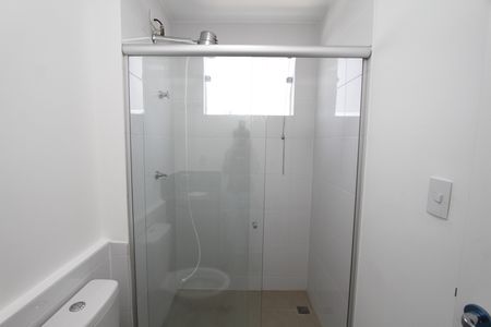 Banheiro de kitnet/studio para alugar com 1 quarto, 19m² em Vila Amaral, Belo Horizonte