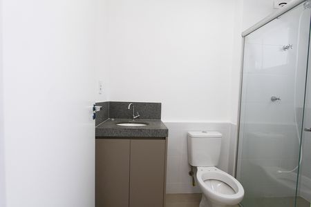 Banheiro de kitnet/studio para alugar com 1 quarto, 19m² em Vila Amaral, Belo Horizonte