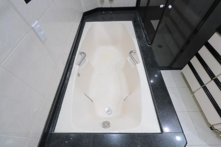 Apartamento à venda com 191m², 4 quartos e 3 vagasBanheiro da Suíte