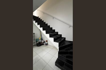 Apartamento à venda com 94m², 2 quartos e 1 vaga Apartamento à venda com 94m², 2 quartos e 1 vagaEscada
