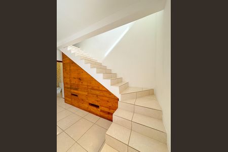 Casa para alugar com 100m², 2 quartos e 1 vagaEscada