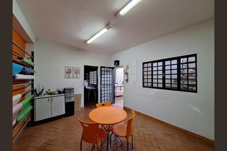 Casa à venda com 350m², 5 quartos e 4 vagas Casa à venda com 350m², 5 quartos e 4 vagasSalão