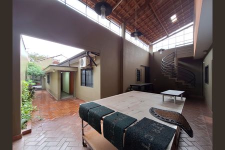 Casa à venda com 350m², 5 quartos e 4 vagas Casa à venda com 350m², 5 quartos e 4 vagasQuintal