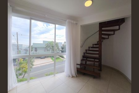 Casa de condomínio para alugar com 300m², 3 quartos e 4 vagasSala