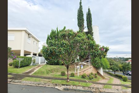 Casa de condomínio para alugar com 300m², 3 quartos e 4 vagasFachada