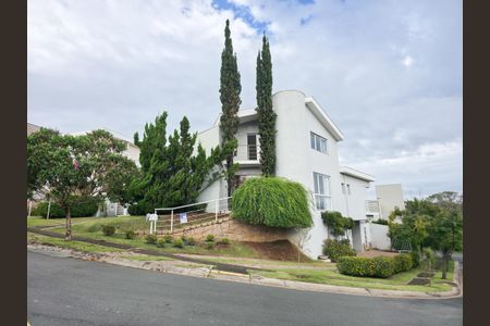 Casa de condomínio para alugar com 300m², 3 quartos e 4 vagasFachada