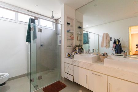 Casa de condomínio para alugar com 460m², 4 quartos e 3 vagasBanheiro da suíte 2