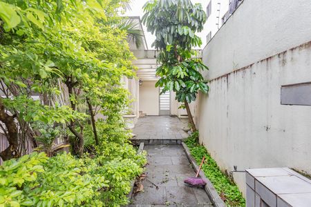Casa para alugar com 322m², 4 quartos e 5 vagasEntrada