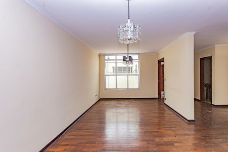 Casa para alugar com 322m², 4 quartos e 5 vagasSala