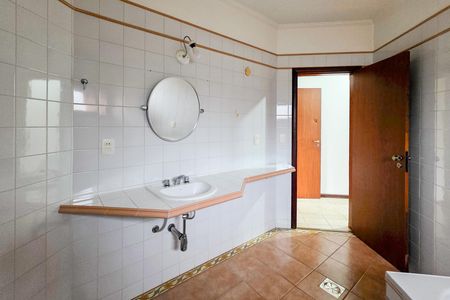 Casa para alugar com 460m², 5 quartos e 6 vagasBanheiro da Suíte 1