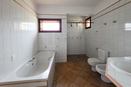Casa para alugar com 460m², 5 quartos e 6 vagasBanheiro da Suíte 1