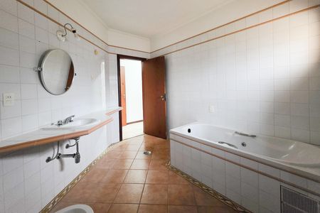 Casa para alugar com 460m², 5 quartos e 6 vagasBanheiro da Suíte 1