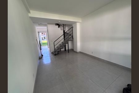 Sala de casa de condomínio à venda com 2 quartos, 65m² em Vargem Grande, Rio de Janeiro
