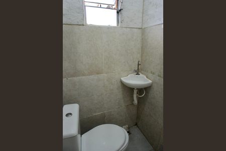Banheiro de kitnet/studio para alugar com 1 quarto, 28m² em Parque Pedro Ii, Belo Horizonte